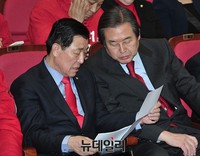 [포토] 대화 나누는 새누리당 김무성-황진하