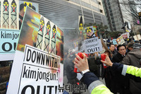 [포토] 어버이연합 김정은 화형식 정리하는 경찰