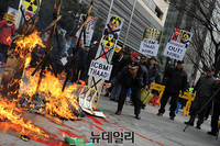 [포토] 김정은 화형식 퍼포먼스하는 어버이연합