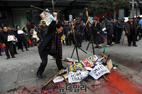 [포토] 어버이연합, 북한 4차 핵실험 규탄 퍼포먼스