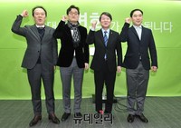 [포토] 화이팅하는 안철수 대표와 공정경제 TF 팀