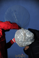 [포토] 대북전단 살포 준비