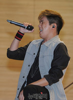 [포토] 홍경민-넥스트 '의료법 개정 공청회 촉구 콘서트'