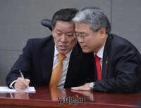 [포토] 대화나누는 주승용-김동철