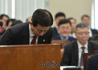 [포토] 인사하는 한민구 국방부 장관