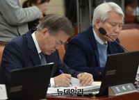 [포토] 국방위 전체회의 참석한 문재인 의원