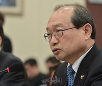 [포토] 질의에 답하는 장명진 방위사업청장