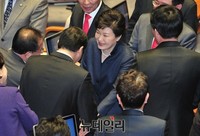 [포토] 여당 의원들과 악수 나누는 박근혜 대통령