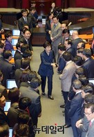 [포토] 본회의장 떠나는 박근혜 대통령