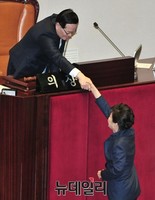 [포토] 정의화 국회의장과 악수 나누는 박근혜 대통령