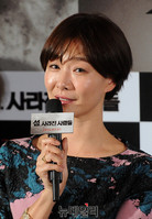 [포토] 여기자로 변신한 박효주 '기자들 앞이라 떨려'