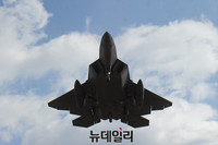 [포토] 오산 공군기지에 도착한 F-22 랩터 전투기