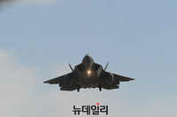 [포토] 세계최강 美 F-22 랩터, 오산 도착