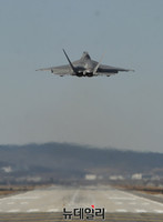 [포토] F-22 랩터 스텔스 전투기 오산 도착