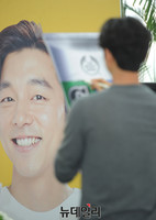 [포토] 사인하는 배우 공유