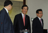 [포토] 회견장 들어서는 이동걸 신임회장