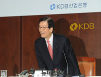 [포토] 밝게 웃는 이동걸 산업은행 신임 회장