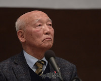 [포토] 제주4.3세미나, 질의듣는 김영중 전 제주경찰서장