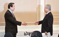 [포토] 4+4 회동에서 만난 김무성-김종인