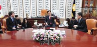 [포토] 국회의장 면담하는 국민의당 지도부