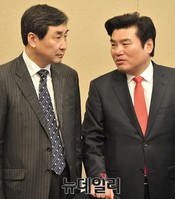 [포토] 대화 나누는 이종걸-원유철