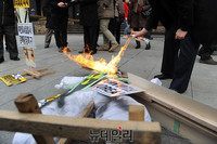 [포토] 화형식 퍼포먼스하는 어버이연합