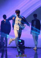 [포토] 아스트로, 문빈 '파워 넘치는 댄스'