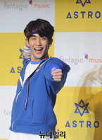 [포토] 아스트로, 맏형 엠제이 '깜찍한 큐피트'