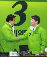 [포토] 악수 나누는 정동영 전 의원과 국민의당 지도부