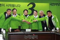 [포토] 기념사진 촬영하는 정동영 전 의원과 국민의당 지도부