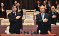 [포토] 국기에 대한 경례하는 김종인-이종걸