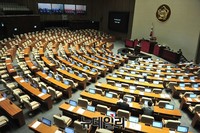 [포토] 의원 보다 공무원이 많은 국회 본회의장