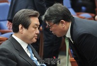 [포토] 대화 나누는 김무성 대표와 조원진 수석