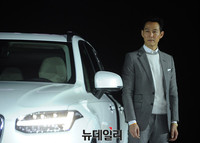 [포토] 배우 이정재 '자동차 모델은 처음'