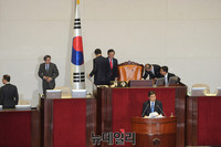 [포토] 의장석 교대하는 정의화-정갑윤