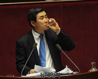 [포토] 이종걸 원내대표 '타는 목마름'