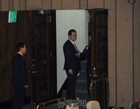 [포토] 본회의장 나서는 정의화 국회의장