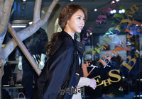 [포토] 봄 바람에 재킷 휘날리며 입장하는 이연희