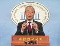 [포토] 북한인권법 기권표 관련 기자회견 갖는 김종훈 의원