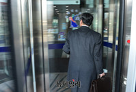 [포토] 롯데 2차심리, 법원출석하는 신격호회장 대리인 김수창 변호사