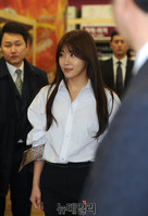 [포토] 경호원에 둘러싸인 하지원