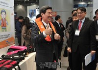 [포토] 낚시박람회 둘러보는 윤학배 해양수산부 차관