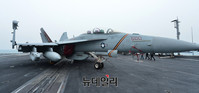 [포토] 존 스테니스 항모에 주기된 전파공격기 그라울러(EA-18G)