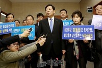 [포토] 탈당 기자회견 갖는 강동원 의원