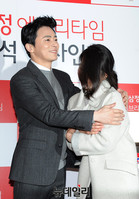 [포토] 수줍어하는 팬 안아주는 조정석