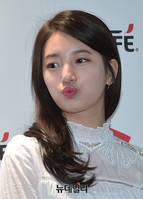 [포토] 사무실 깜짝 방문한 수지, 커피 부르는 입술