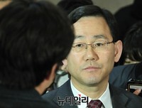 [포토] 기자들의 질문에 답하는 주호영 의원