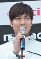 [포토] 명동에 이민호 등장하자 야외무대 들썩