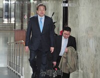 [포토] 비공개 최고위회의 참석하는 김무성 대표