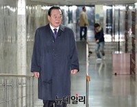 [포토] 당 대표실로 향하는 서청원 최고위원